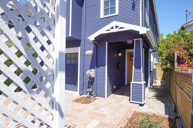 Building Photo - Beautiful 2.5 Bedroom Home Available In Al...