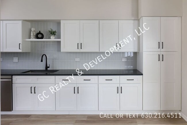 Building Photo - 1076 S Parkside Dr