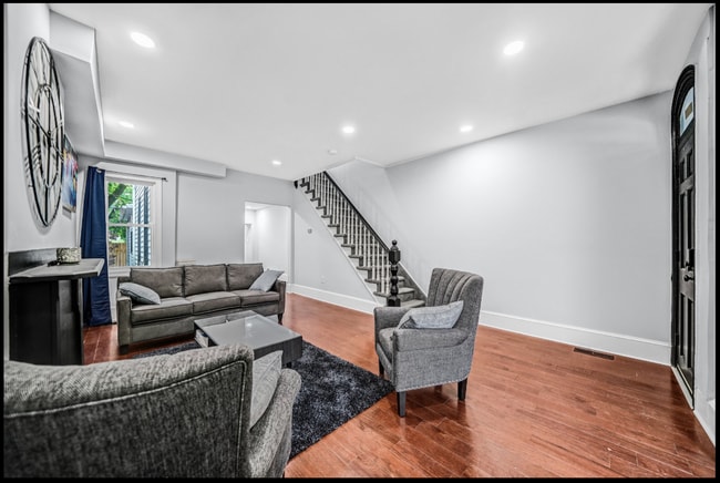 Building Photo - For rent in the Trinity Vicinity, Wilmingt...