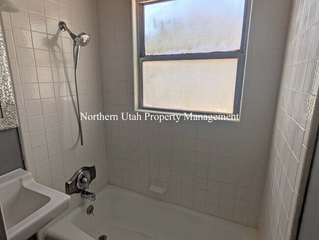 Foto del edificio - New Paint - 3 Bed 1 Bath