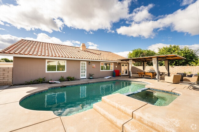Private backyard - 79590 Port Royal Ave