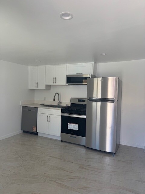 Foto del edificio - 230 W 43rd Pl