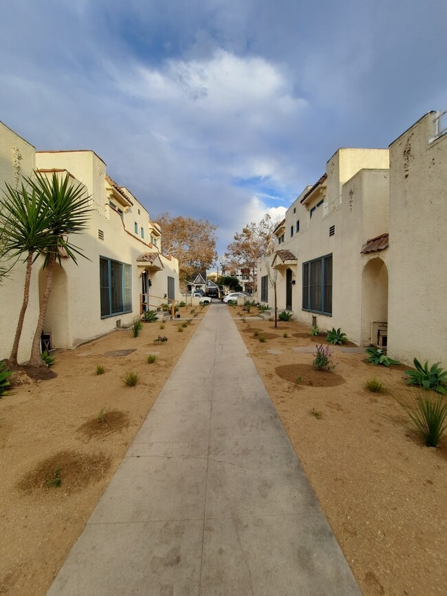 Foto del edificio - 617 N Sycamore Ave