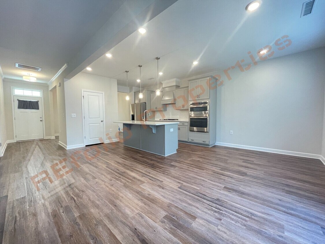 Primary Photo - Quiet Living 4 Bedroom 2 Car Garage Home w...