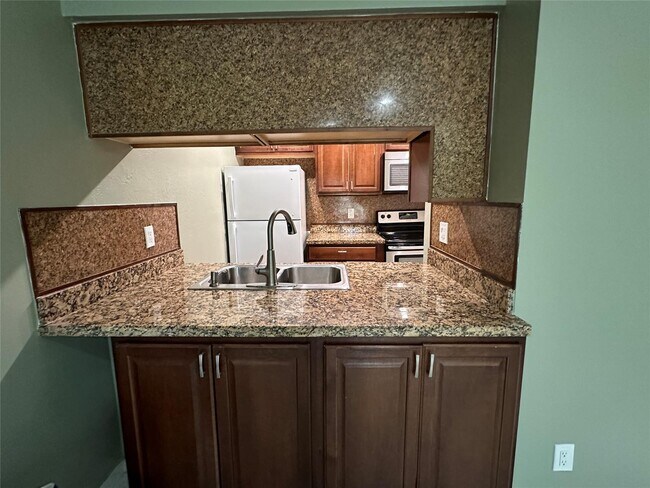Building Photo - 9971 Twin Lakes Dr