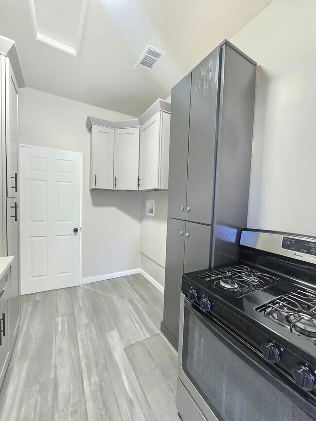 Building Photo - 44309 Date Ave