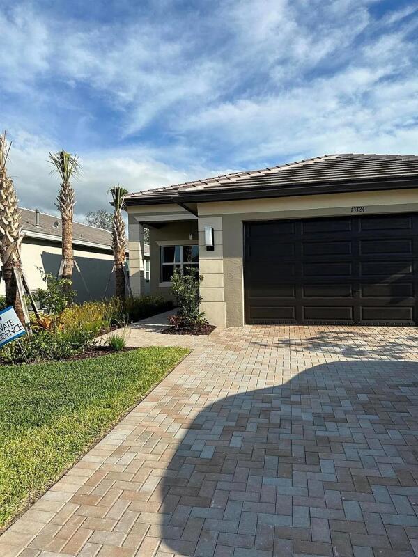 Primary Photo - 13324 SW River Rock Rd