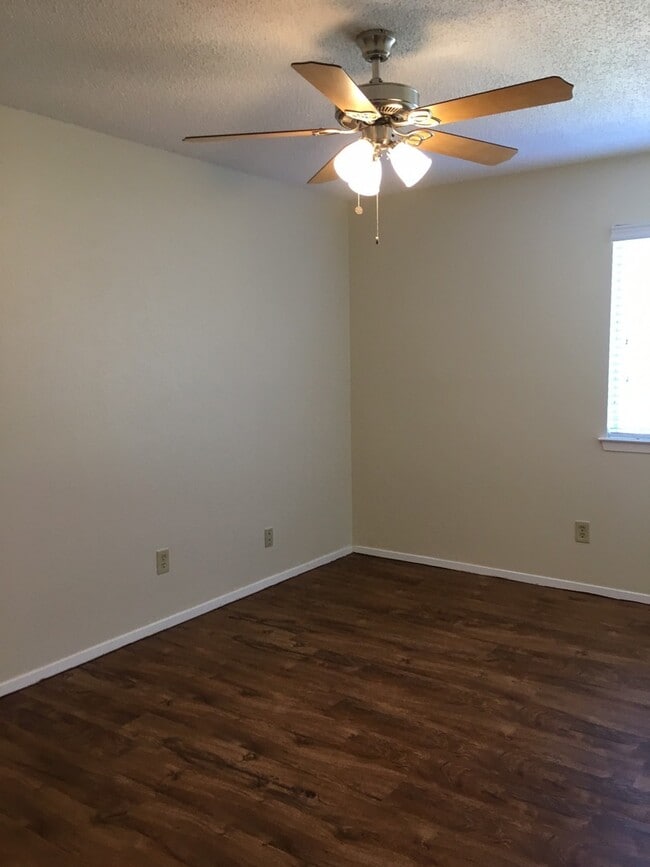 Foto del edificio - 1918 Gracy Farms Ln