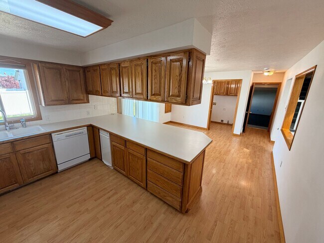 Foto del edificio - Spacious 3 Bed, 2.5 Bath House in Spokane Valley!