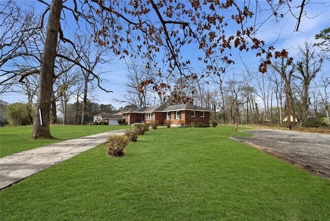 Foto del edificio - 5205-5205 Five Forks Trickum Rd SW