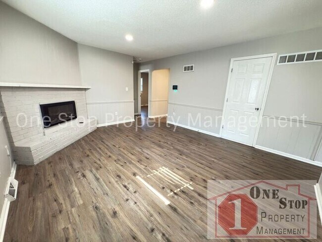 Building Photo - 2 Bedroom and 2 Bathroom duplex in Blue Sp...