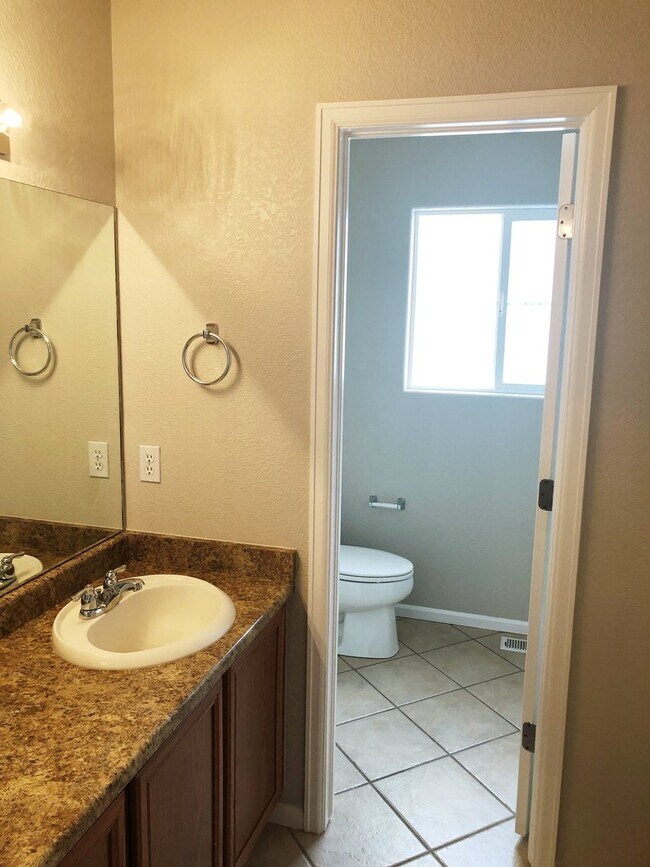 Foto del edificio - Gorgeous Pulte Townhome in Spring Creek