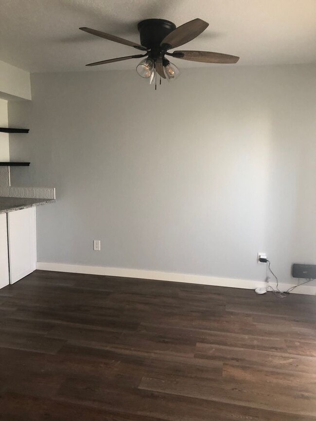 Building Photo - 3 bedroom 2 bathroom Condo in Helendale!