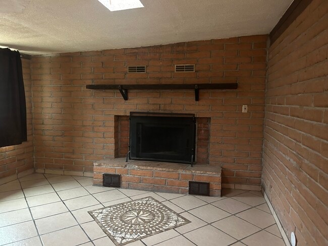 FAMILY ROOM - 2921 W Betsy Ross Pl