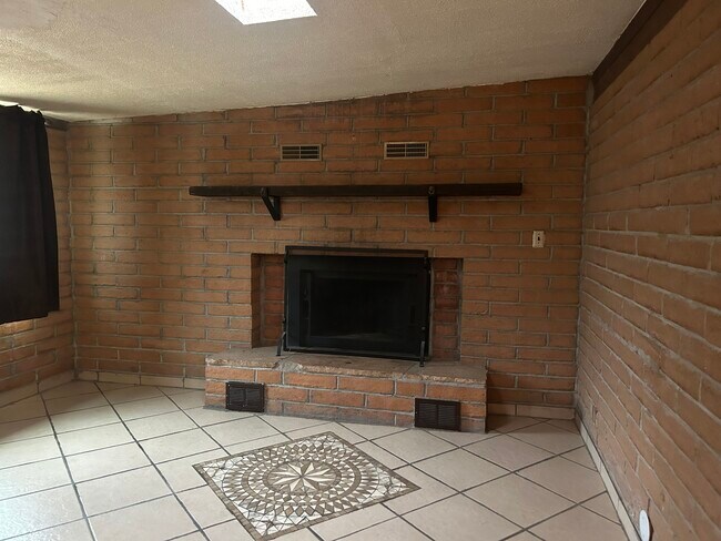 SALA FAMILIAR - 2921 W Betsy Ross Pl