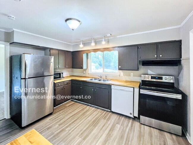 Foto del edificio - Charming 3-Bed Home with Fireplace, Fenced...