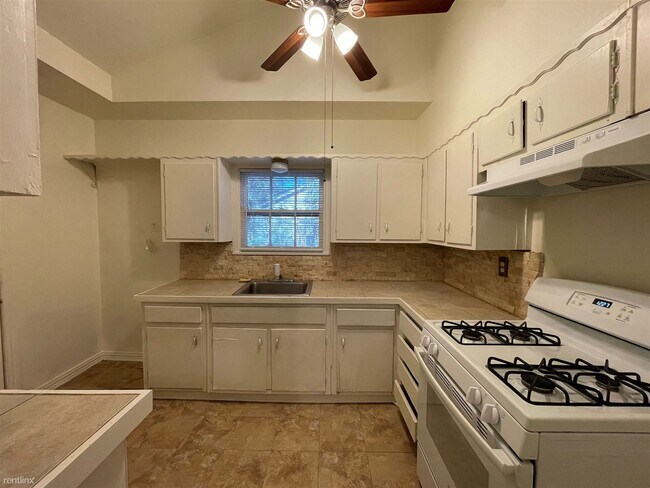 Building Photo - 2 br, 1 bath House - 2303 Fowler Dr