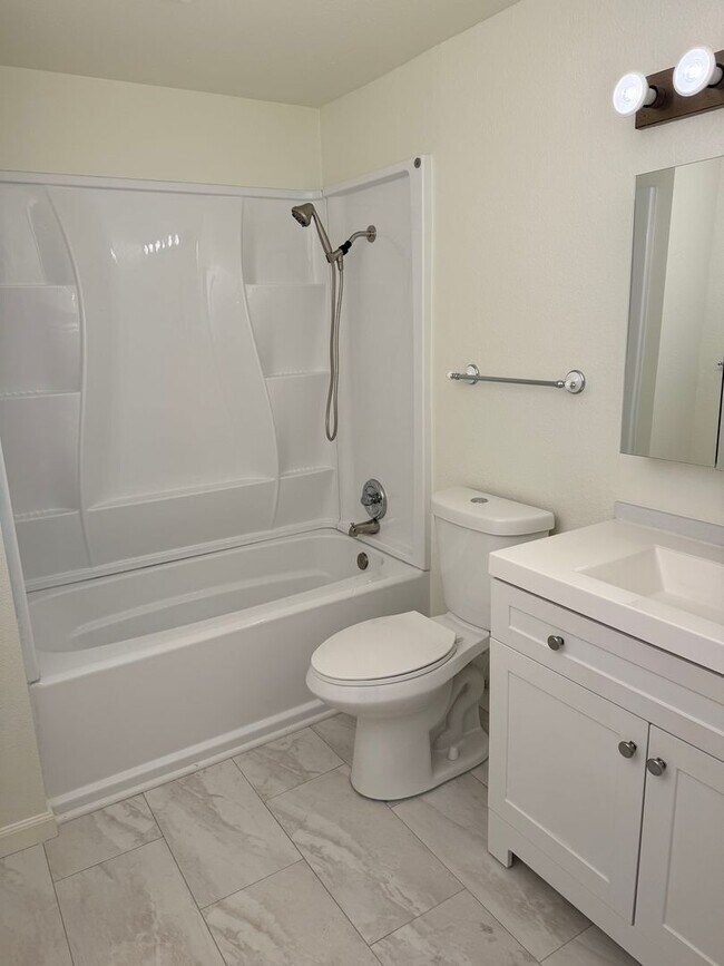 Foto del edificio - Updated 1 Bedroom 1 Bath Upper Unit Condo in Lynnwood $1500 month