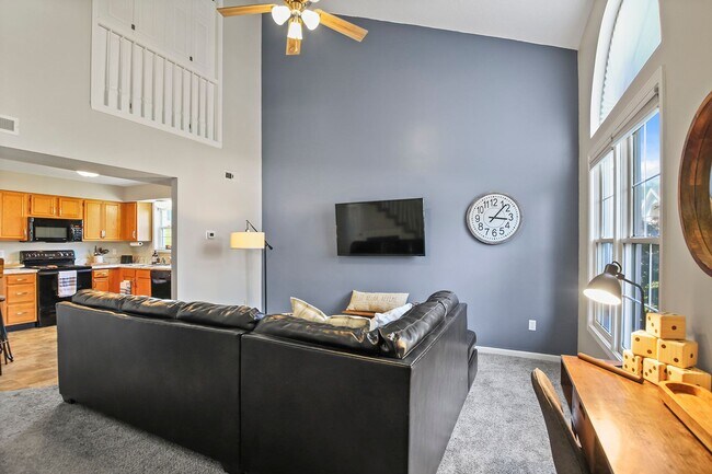 Building Photo - 3 bedroom, 2 bathroom fully furnished on t...