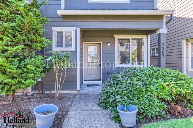 Building Photo - Lovely Townhouse in Forest Grove.