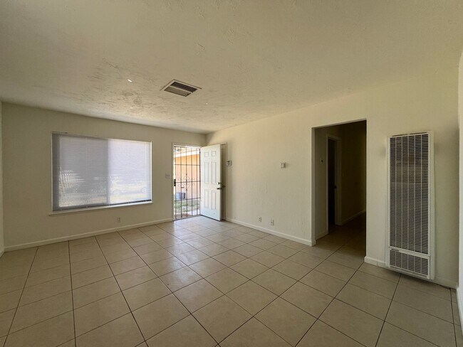 Foto del edificio - 3 Bedroom 2 Bathroom House with 2 Car Garage
