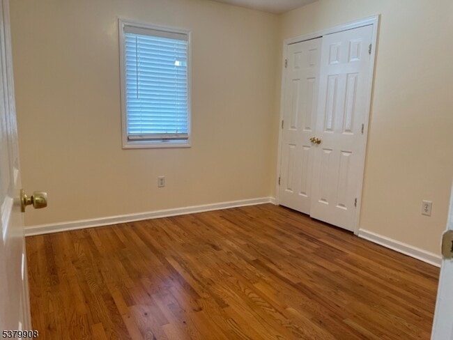 Building Photo - 346 River Dr