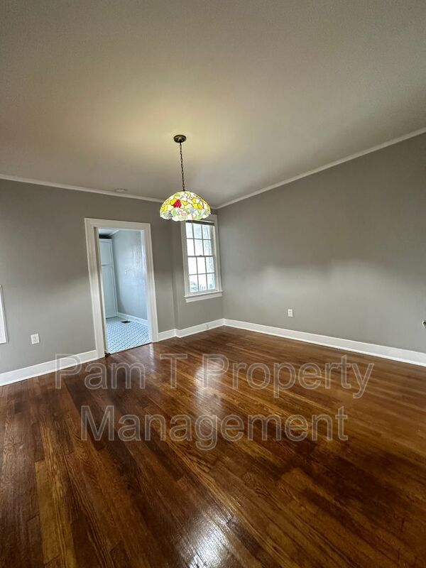Building Photo - 740 E 45th St