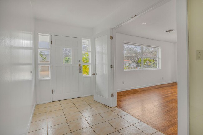 Building Photo - Spacious 3 Bedroom 2 Bathroom