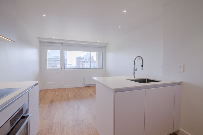 Building Photo - 3460 Rue Durocher