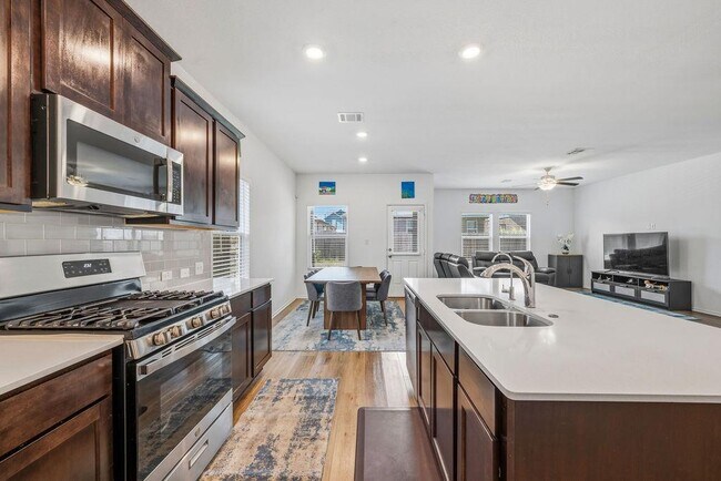 Building Photo - 1733 Catahoula Dr