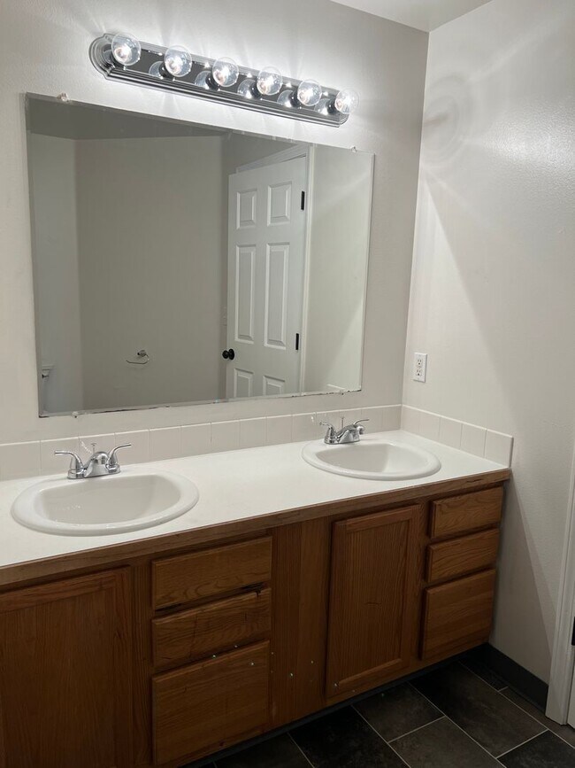Building Photo - Home in SW Redmond