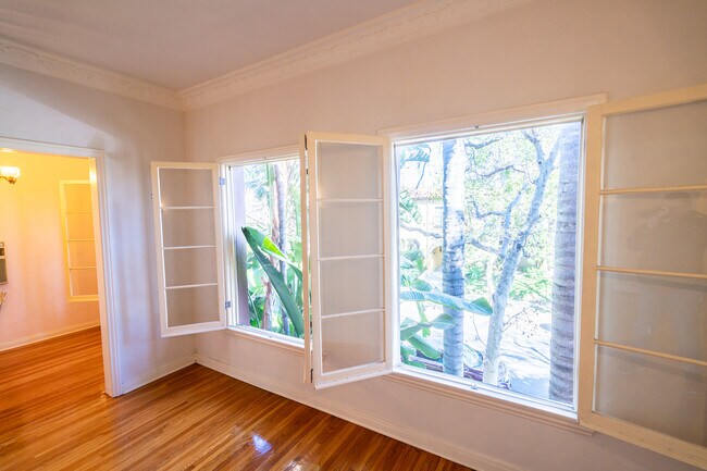 Living Room - 437 N Sycamore Ave