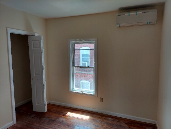 Foto del edificio - 76-76 New Park Ave