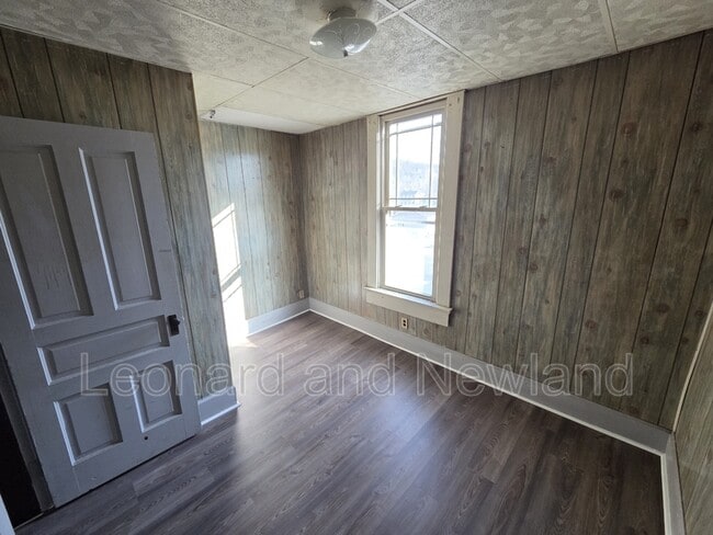 Foto del edificio - 906 Putnam Ave