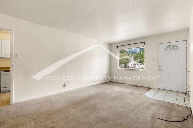 Building Photo - Cozy Home in with Central A/C and Covered ...