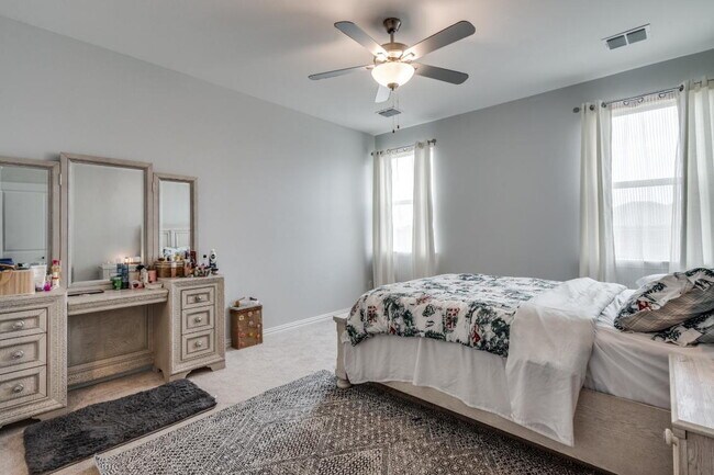 Foto del edificio - Beautiful 4BR/2BA Home with Open Floor Plan