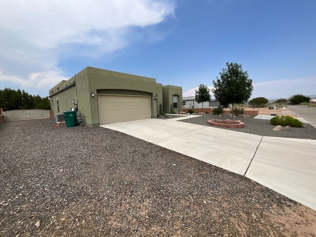 Foto del edificio - 4 Bedroom Single Story Home Available Near...