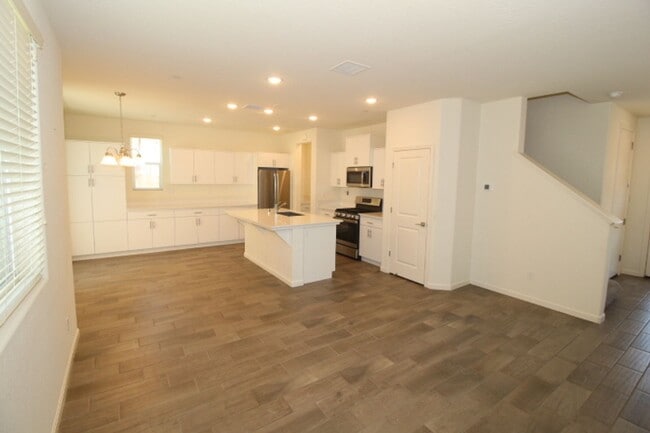 Building Photo - 651 Farmhouse Ave