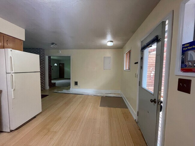 Building Photo - Classic 2  Bed 1 Bath Duplex with a Bonus ...