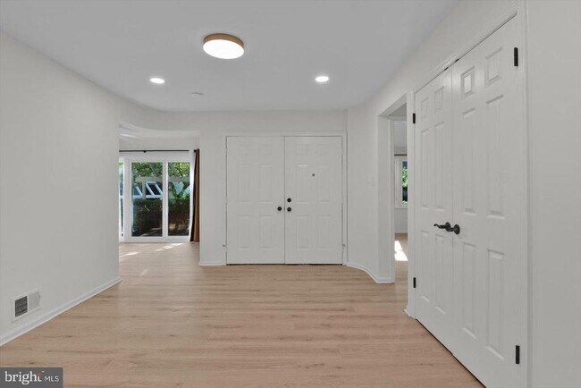 Building Photo - 915 Chanticleer