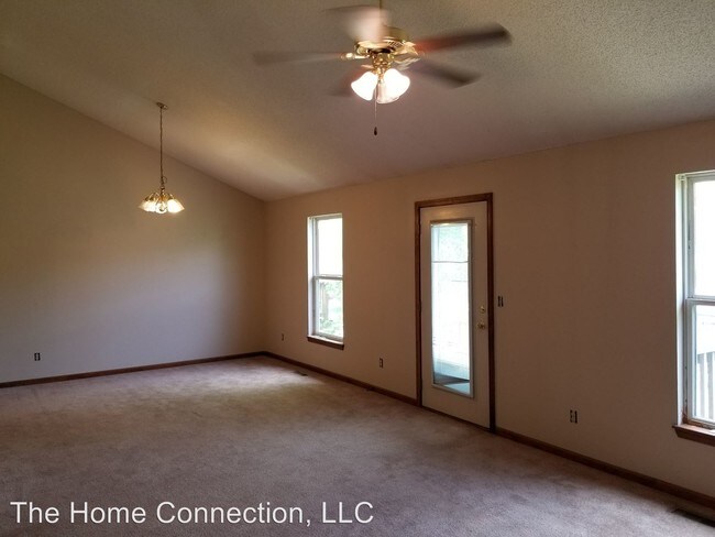 Building Photo - 930 Goldfinch Ln