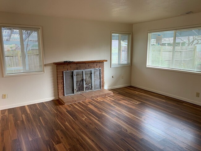 Building Photo - Bright & Spacious 3-Bedroom Home in Desirable River Road Area