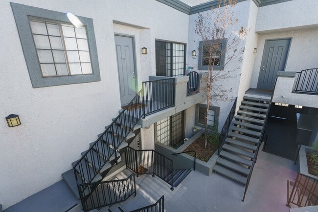 Building Photo - 520 N Hollywood Way