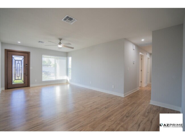 Foto del edificio - Bright &amp; Spacious 3/2 Phoenix Home - M...