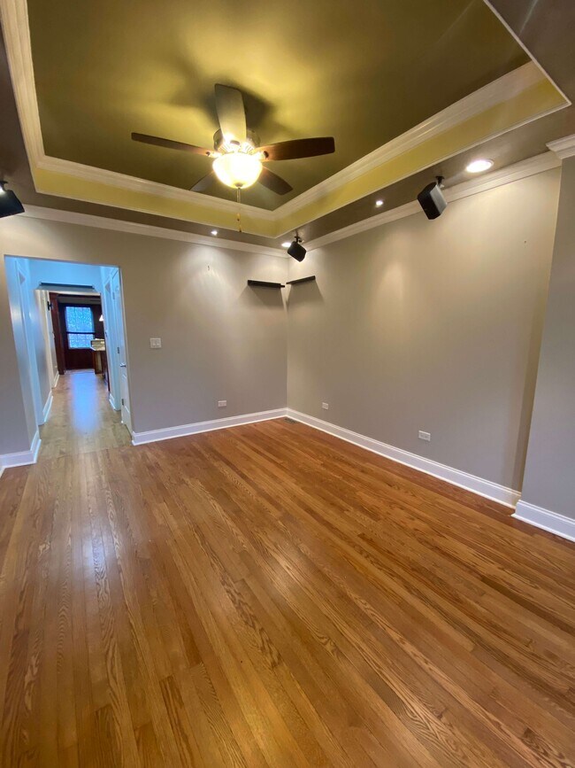 Foto del edificio - 2825 N Hamlin Ave