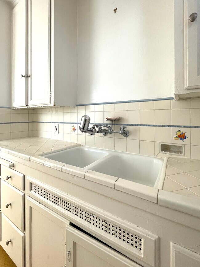 Kitchen - 1956 N Vermont Ave