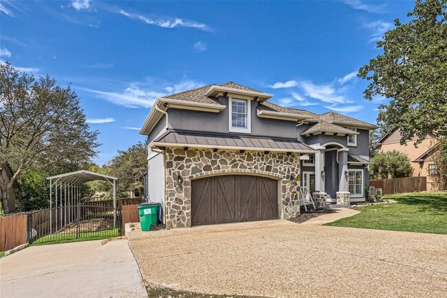 Building Photo - Furnished home w/ Backyard Pool. Walk to L...