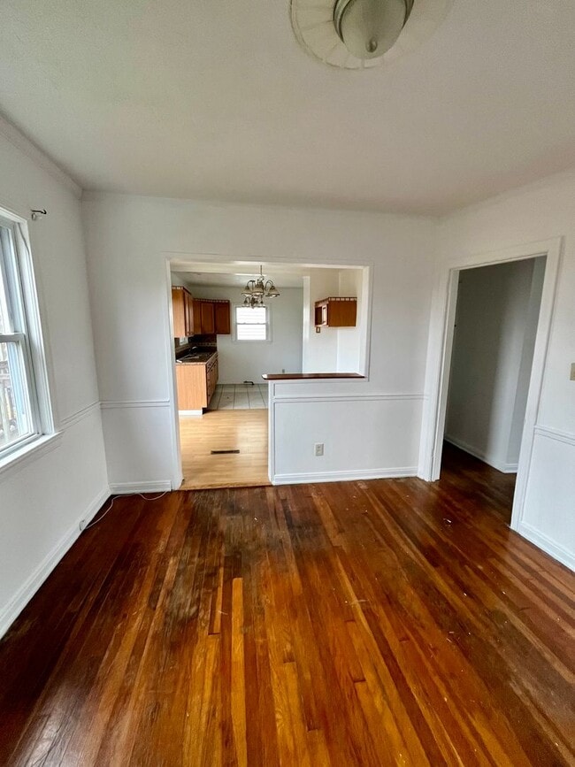 Building Photo - Three Bedroom Single Family House