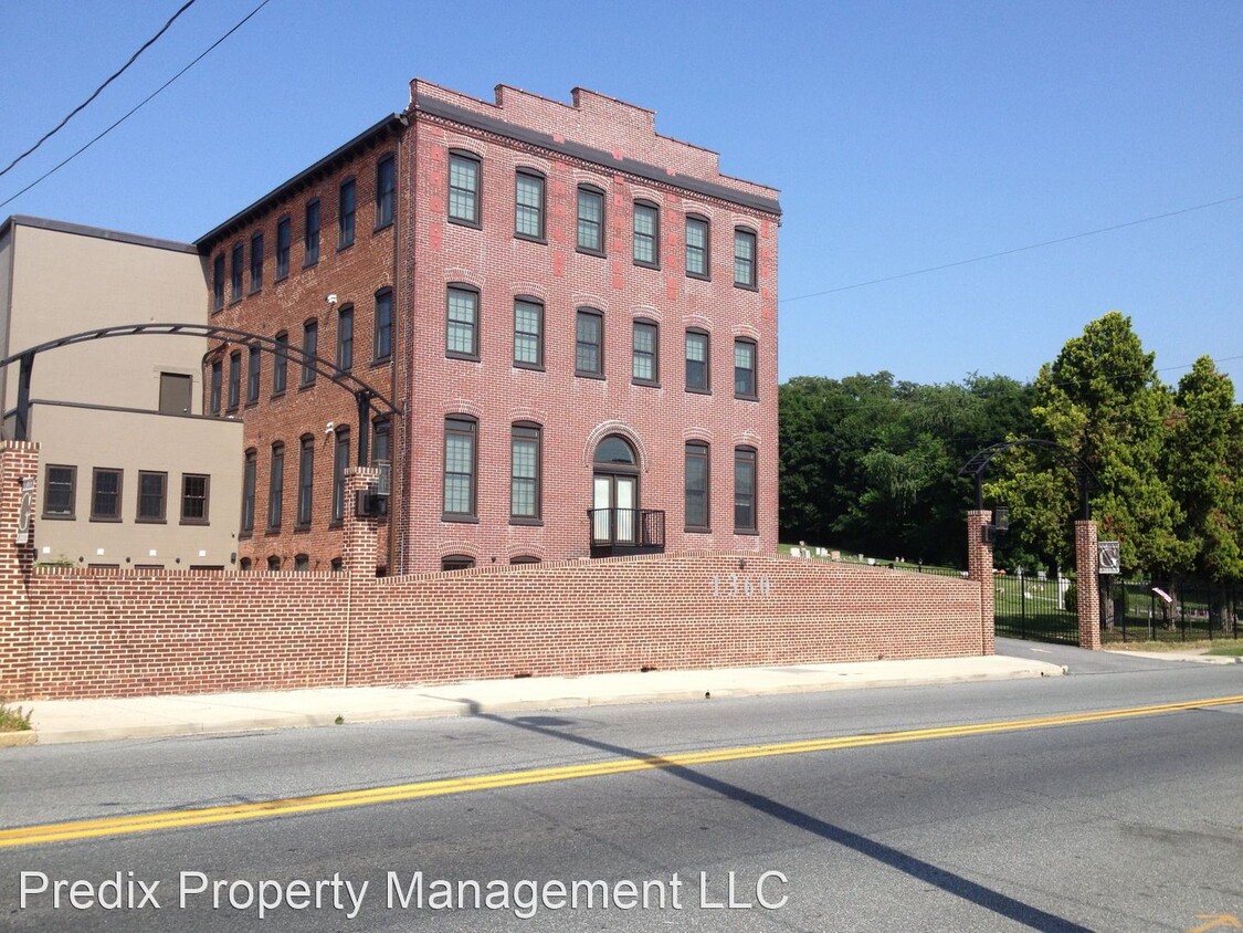 Primary Photo - 1360 N George St