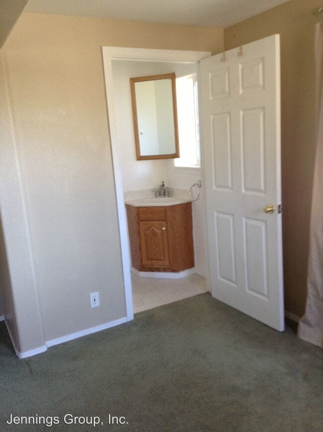 Building Photo - 3 br, 2 bath Apartment - 2323 Agate St.